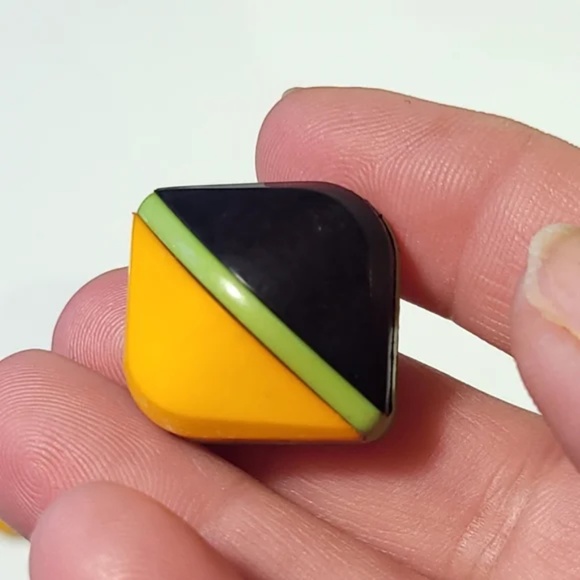 Very Unique Vintage Buttons - Picture 2 of 5